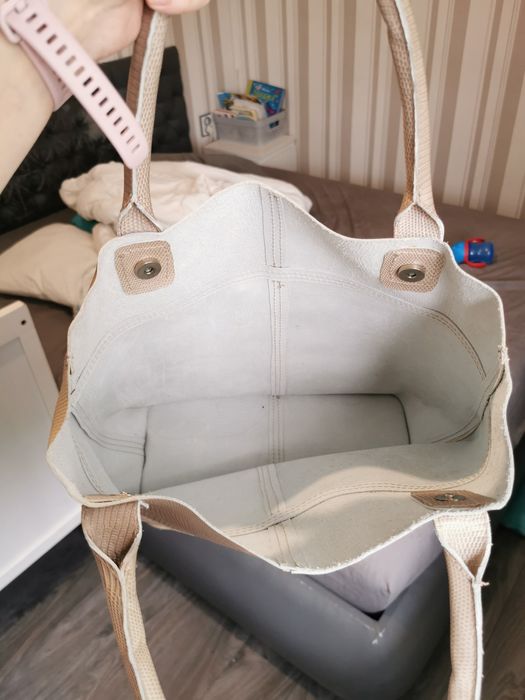 Нови дамски кожени чанти.