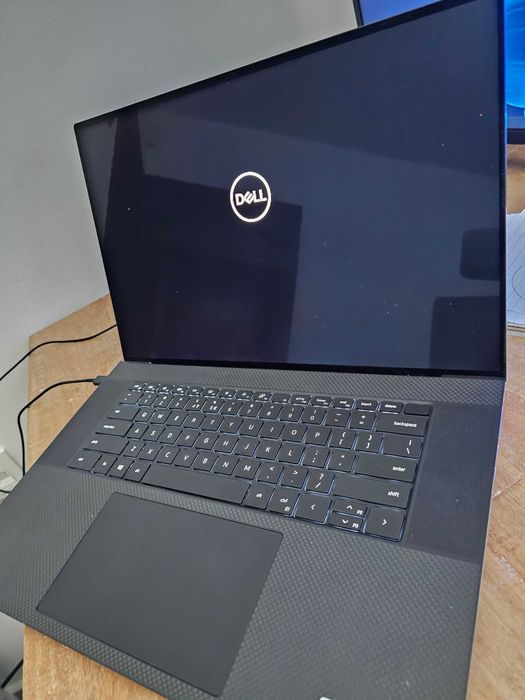 Лаптоп dell xps 17 9700 i9 10885h 32gb rtx 2060