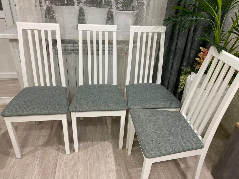 Стулья белые,дерев.