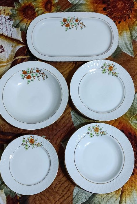 Порцеланови чинии и супник за допълване на мрежеста Изида