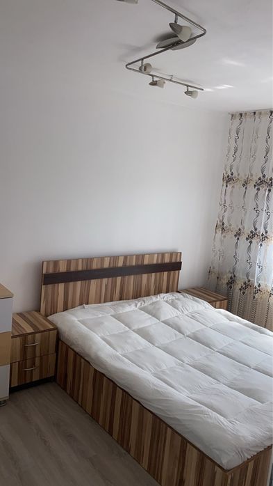 Inchiriez apart in Boul Rosu, Directia Venituri,  3 camere, 2 bai, total decomandat, etaj 4, clima, centrala proprie. Total mobilat si utilat.