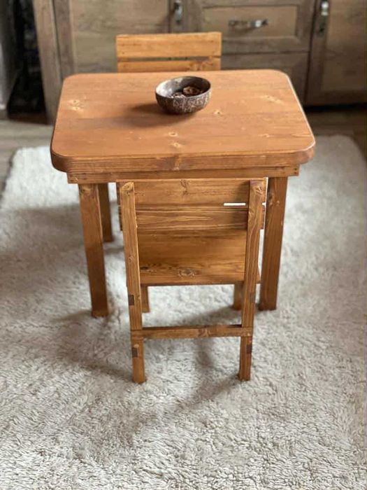 Детски комплект-дървена маса с две столчета