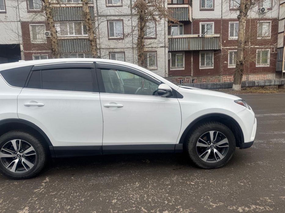 Продам машину Rav 4