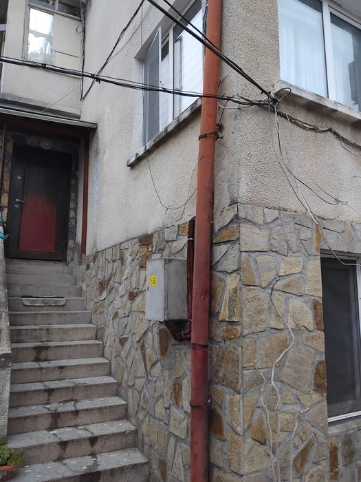 Етаж от къща с двор и гараж в център