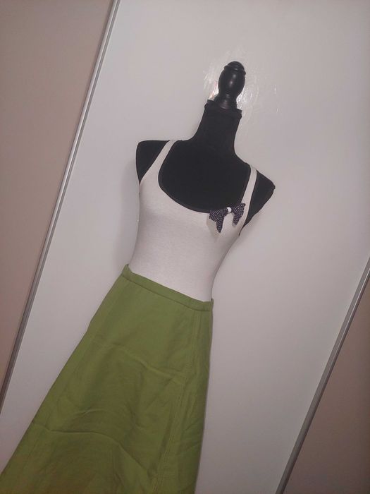 Fustă verde in clos