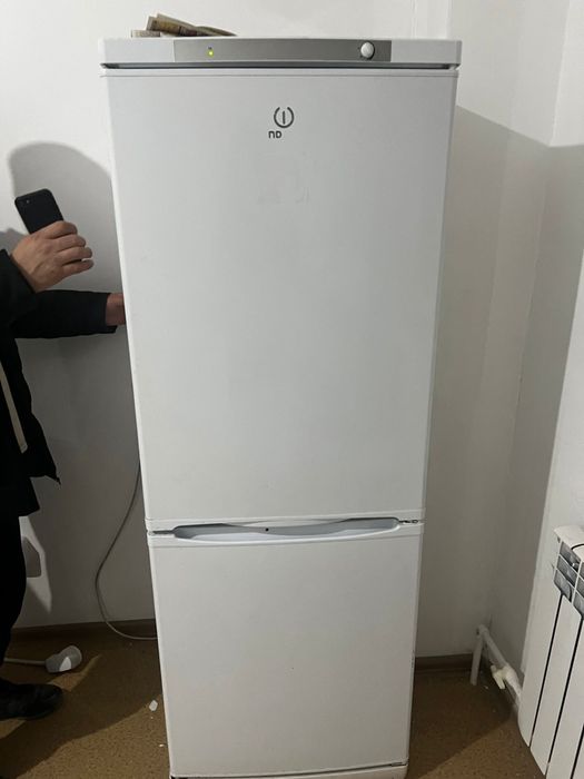 Продам Холодильник Indesit Срочно