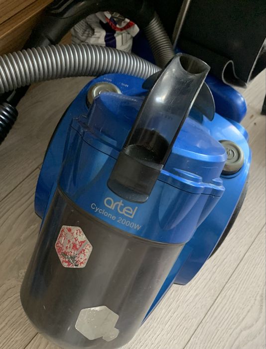 Срочно продается пылесос Artel Cyclone 2000W