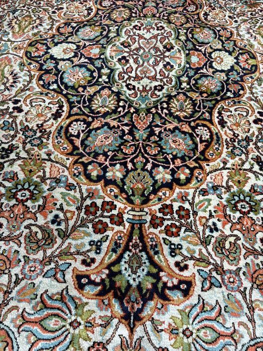 Истински персийски килим