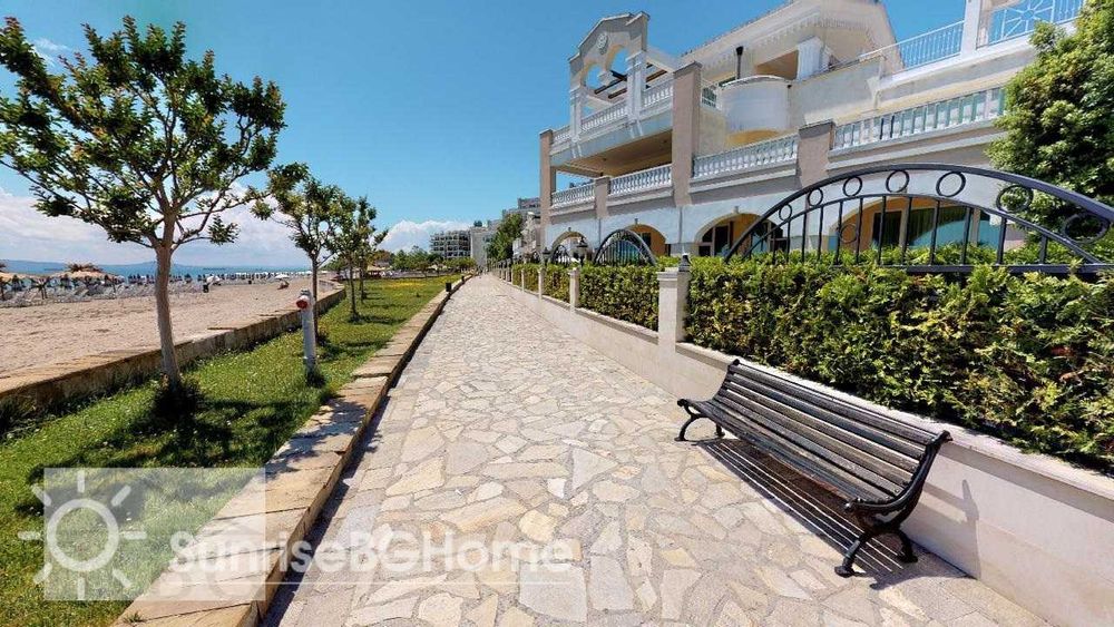 Просторен двустаен в Sunset Resort на първа линия море
