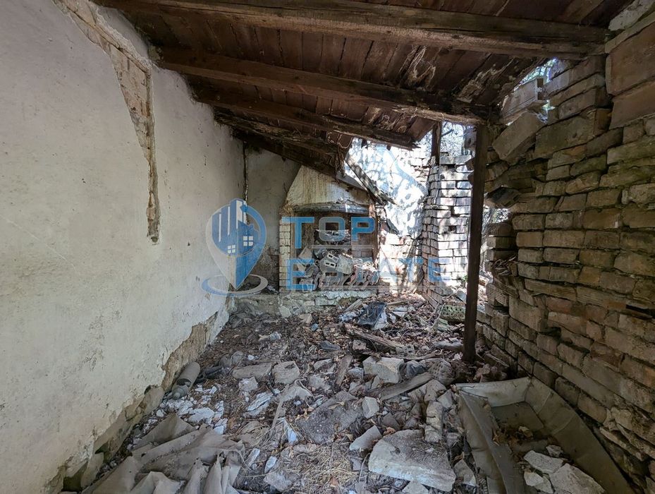 Парцел със стара къща в село Долна Липница