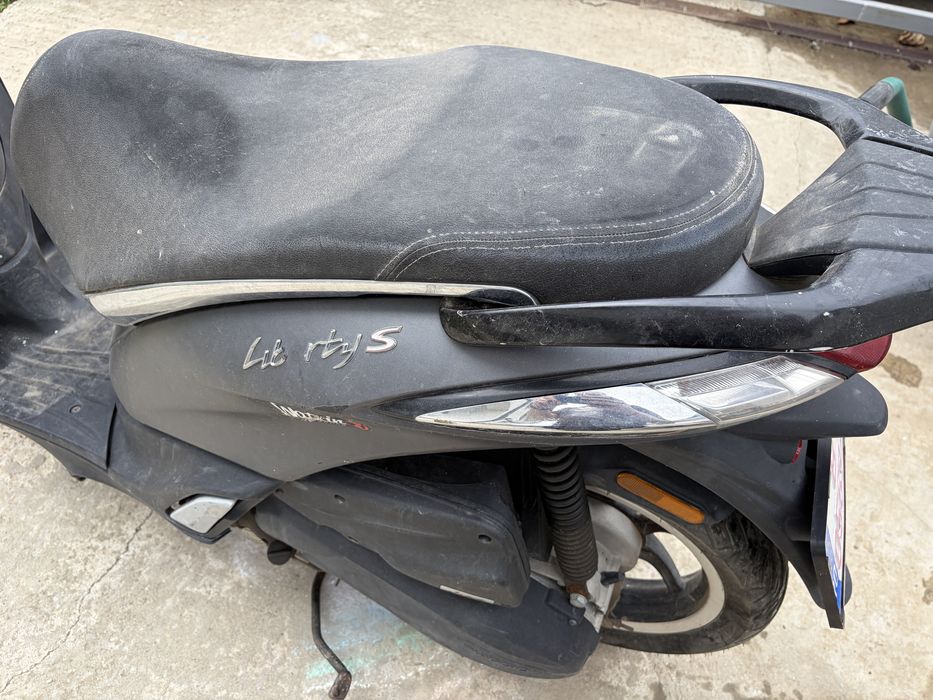 Scuter Piaggio Liberty S baterie noua  49cc se poate conduce cu B ul se poate inmatricula urme de utilizare