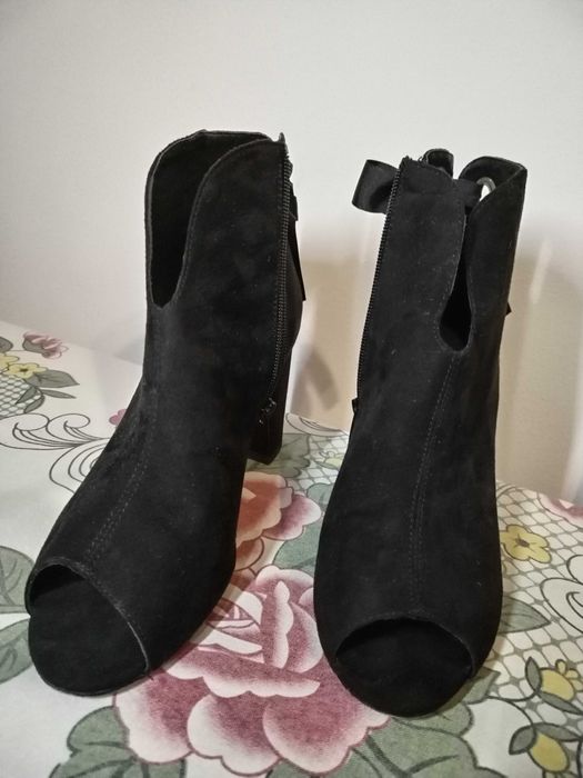 Pantofi/Sandale cu varf deschis, mar. 38, ca noi.