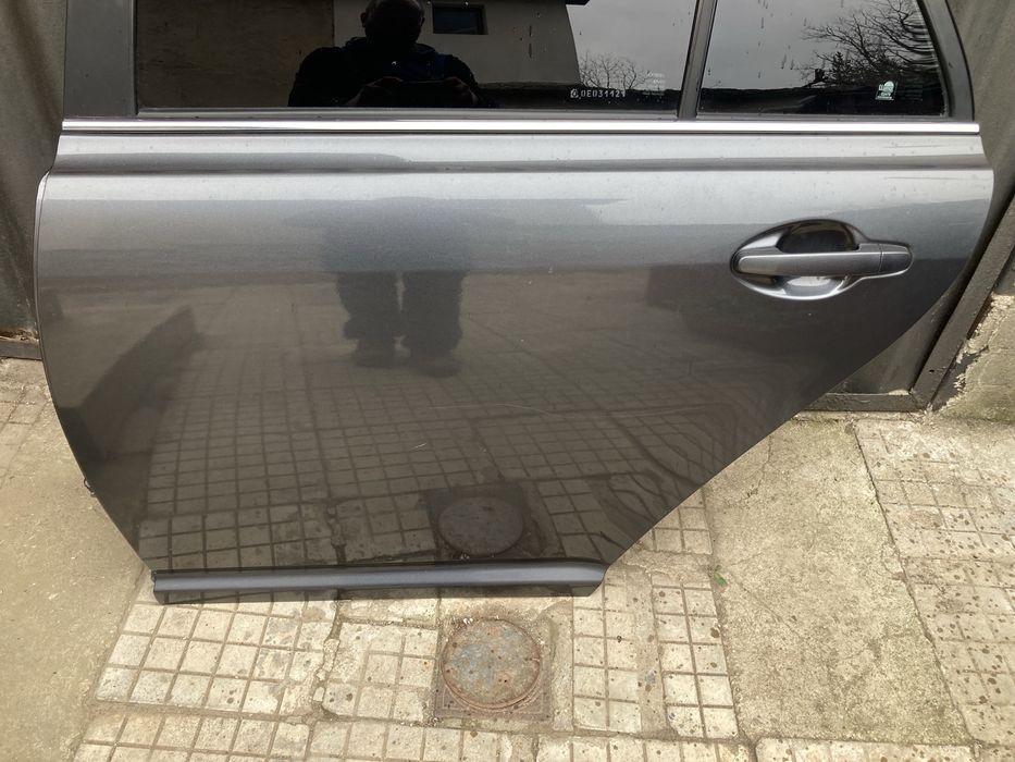 Задна лява врата за Tойота Aвенсис Комби/Toyota avensis T25 03-08г