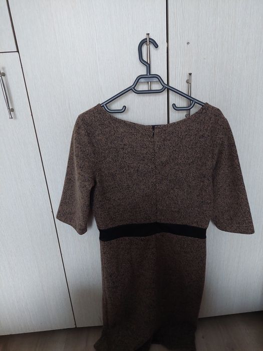 Rochie AVON maro cu detalii negre, midi elegantă, mărimea L–XL (40–42)