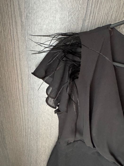 Чисто нова дамска рокля с пера