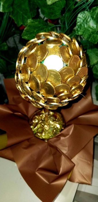 Декоративно златно парично дръвче от монети .Луксозно и стилно