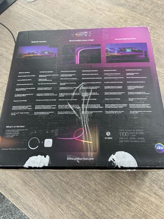 Acest Philips Hue Play Gradient Starter Kit este conceput special pentru monitoare de PC cu dimensiuni cuprinse între 24 și 27 de inci.