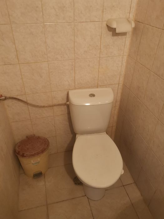 Самостоятелна стая с баня и тоалетна.