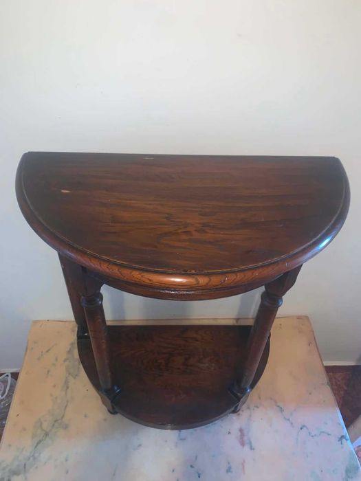 Consolă elegantă din lemn masiv – stil clasic, finisaj nuc