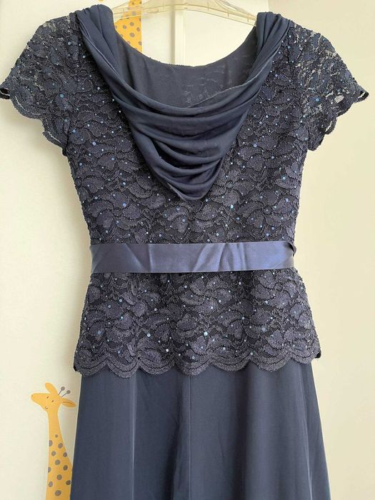 Дълга официална рокля в тъмно син цвят