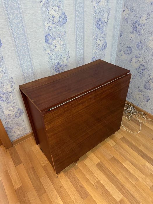 Продаю стол-книжку