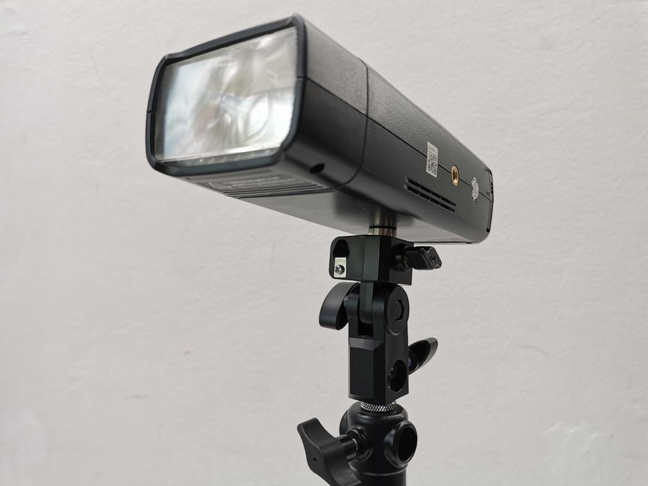 Преносима светкавица Godox AD200