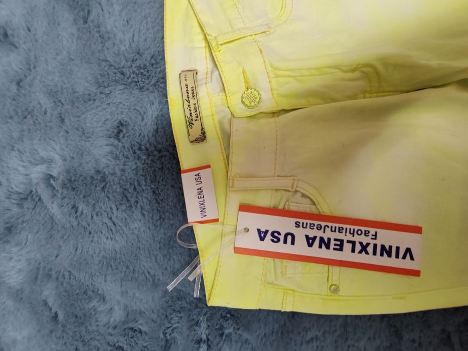 Pantaloni noi cu eticheta