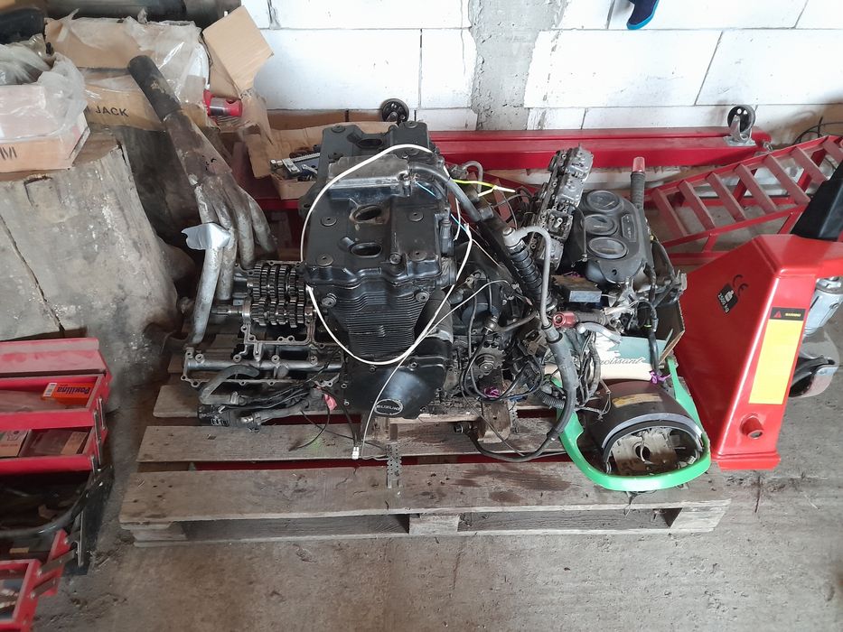 Vând suzuki gsxf 600 pentru piese 1500 lei negociabil