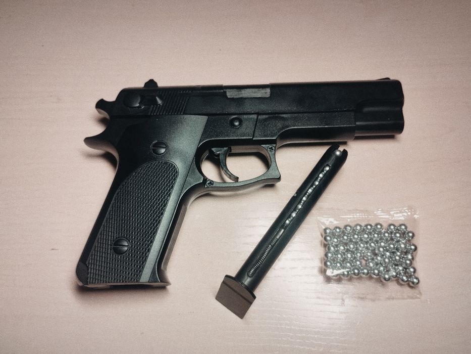 Игрушечный пистолет