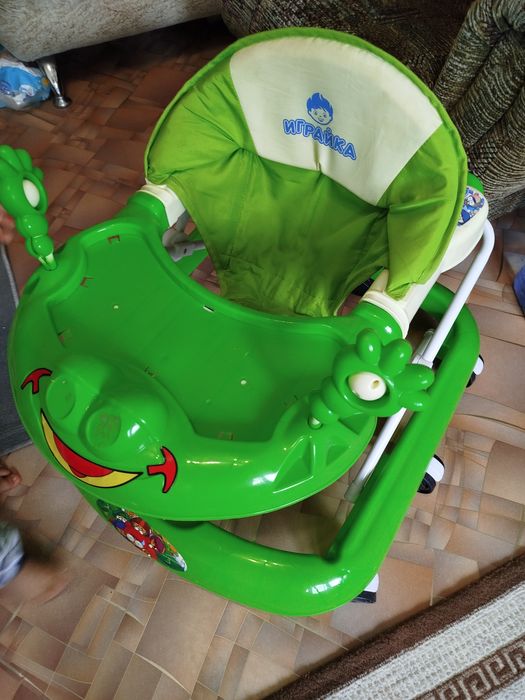 Продам детские ходунки для девочеки и мальчик можно