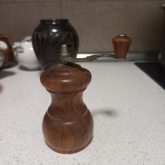 Различни стъклени и керамични съдове, всичко по 3 левав