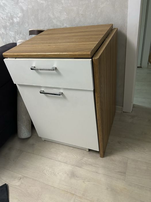 Продам кухонный стол 12000т.