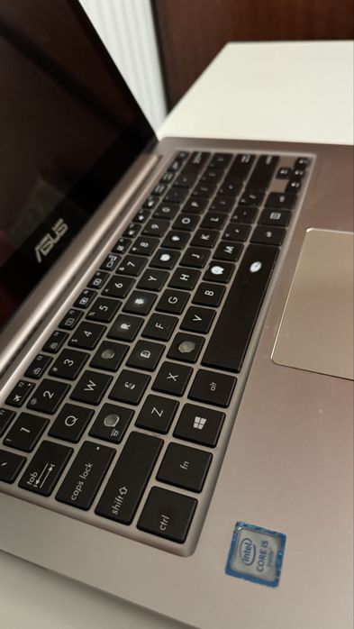 Laptop ultra-subțire ASUS UX-303UA cu Intel 5 gen 6