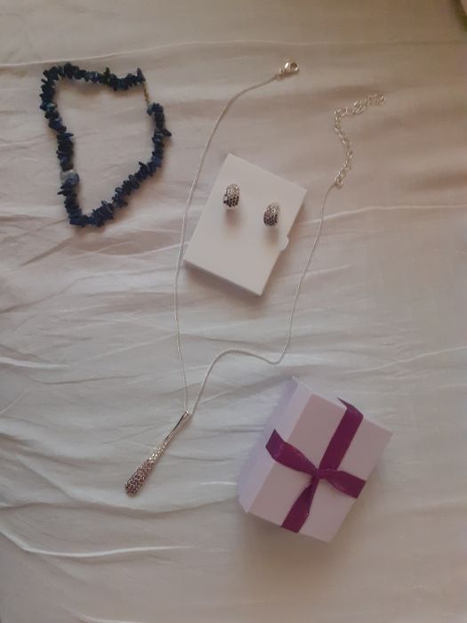 Set bijuterii format din cercei,lantic cu pandantiv și o bratara