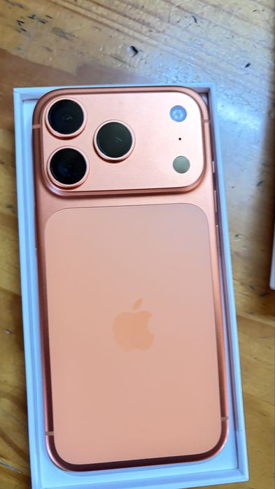 Iphone 17pro cosmic orange
