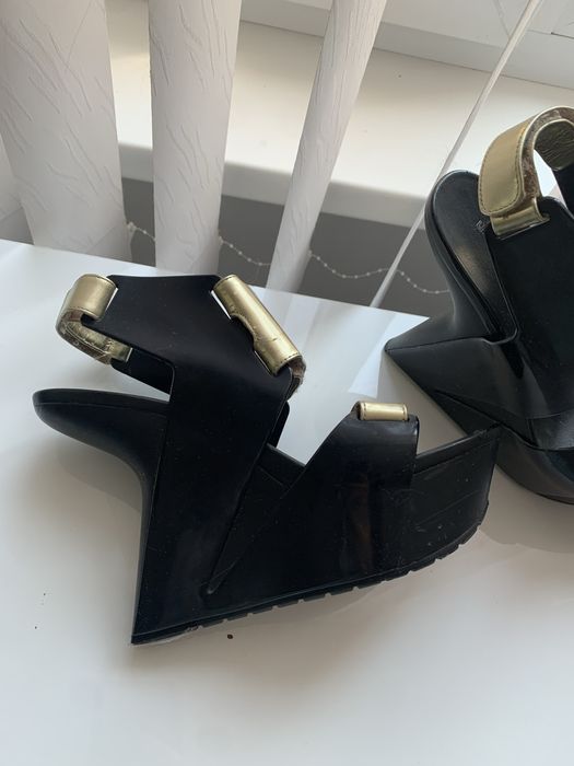 Екстревагантни обувки United nude