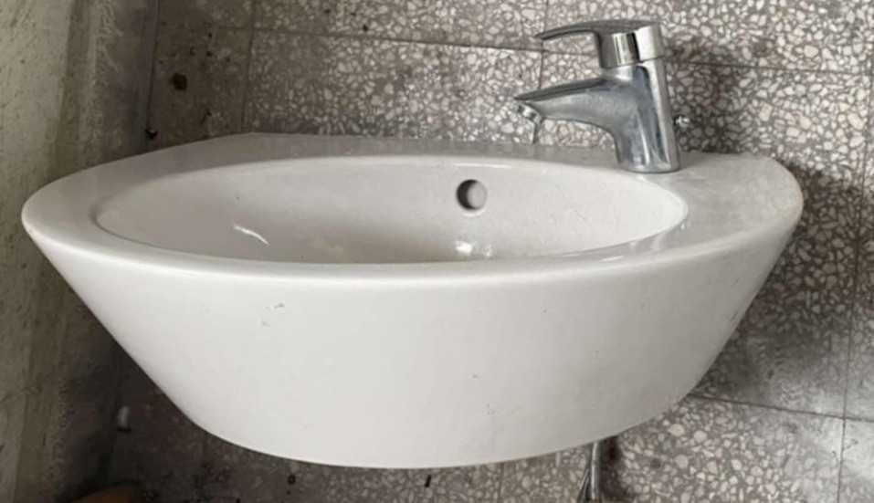 Смесител Grohe и керамична мивка