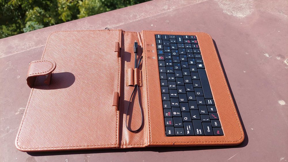 Tastatura si coperta piele pentru tablete