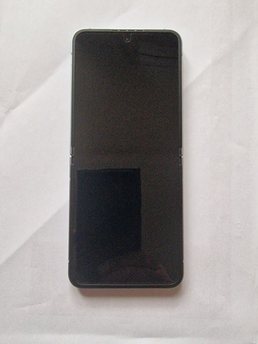 Продавам телефон Samsung Galaxy Z Flip6 5G 512GB 12GB RAM Dual