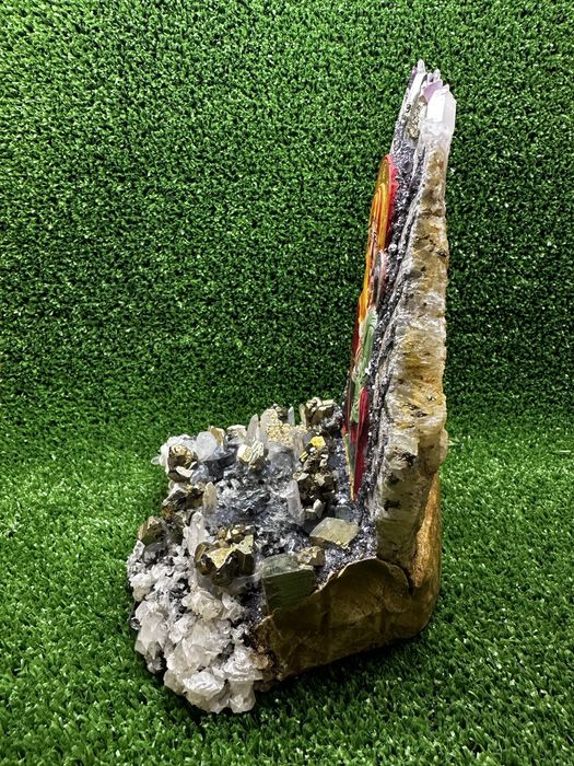 Ръчно изработена икона на Дева Мария с Младенеца с естествени кристали