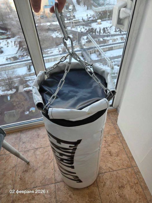 Боксерская груша с перчатками