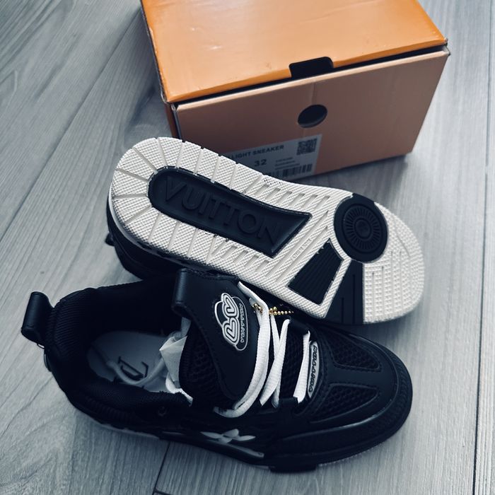 Adidasi Louis Vuitton fete 32 noi