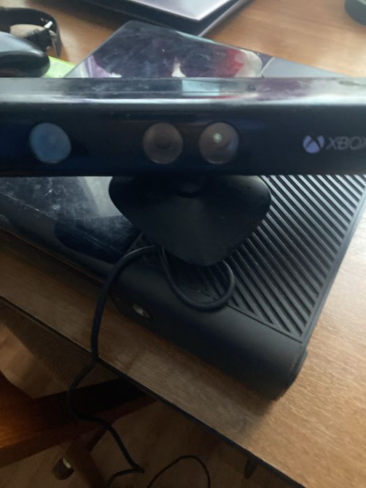 Xbox 360 perfect functional + 5 jocuri si un controler