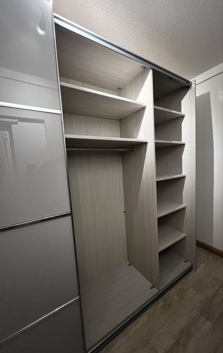 Dressing/Dulap 280/223/68 cm cu 2 usi culosante sticla gri deschis