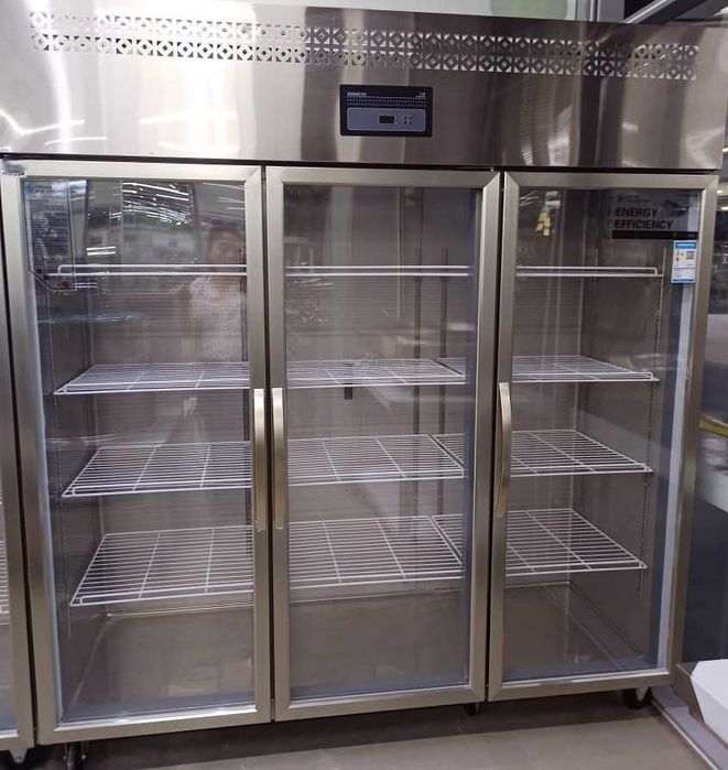 Шкаф холодильный трех дверный.