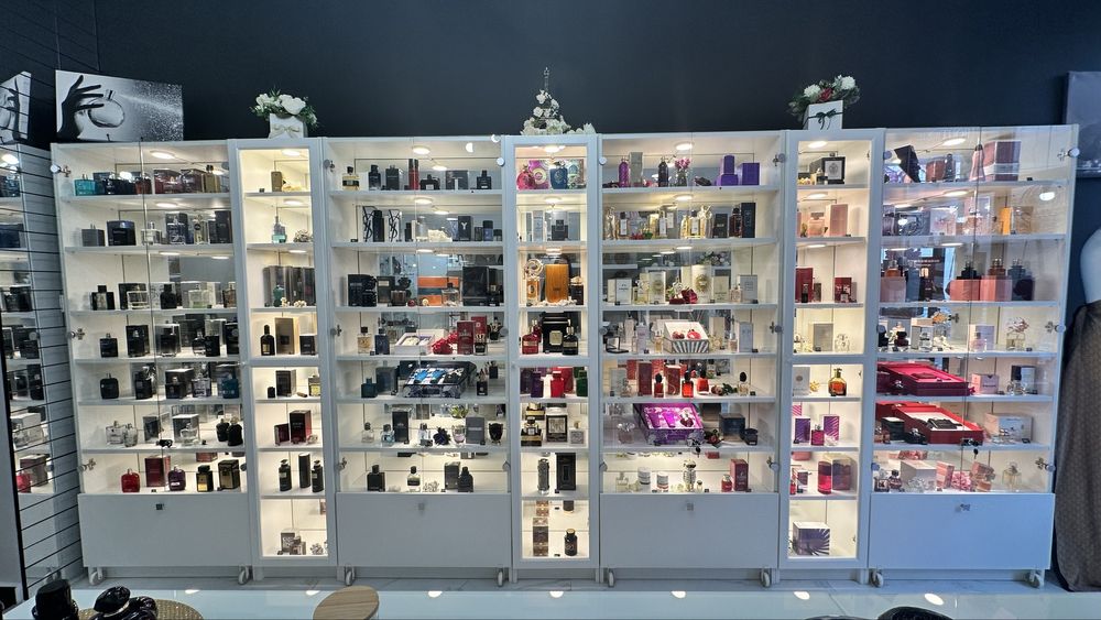 Vitrine elegante ( uși de sticlă, oglinzi pe interior , leduri )