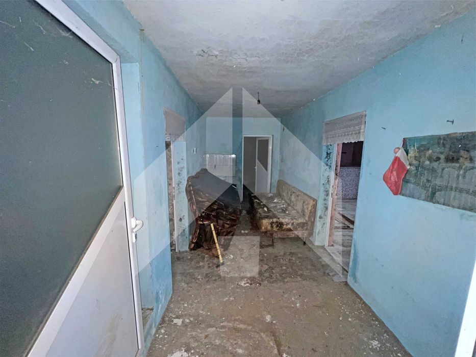 ПРОДАВА двуетажна, тухлена КЪЩА на плоча в с. Цани Гинчево, обл. Шумен