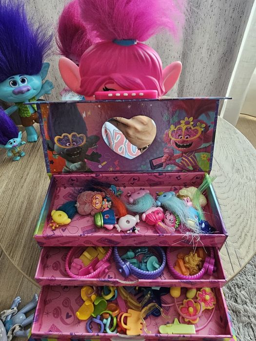Тролчета от Hasbro - Комплект фигурки от филма Trolls , кутия с бижута с гривни и колие на тролчетата , музикално тролче Попи