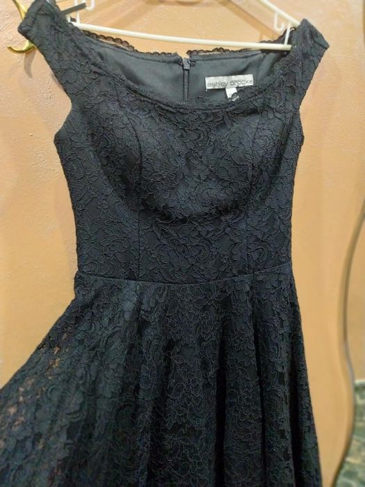 Елегантна черна дантелена рокля от Ashley Brooke