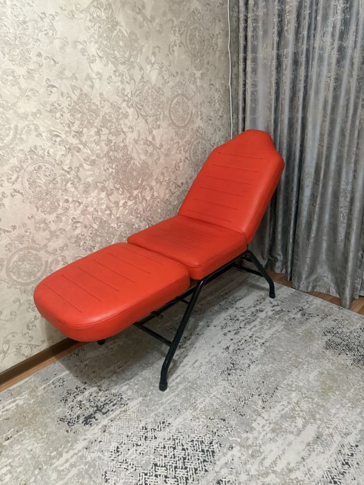 Продам кушетку срочно стульчики в подарок
